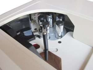 เครื่องนับเงินระบบสูญญากาศที่ออกแบบมาสำหรับการนับธนบัตรปริมาณมากและการนับธนบัตรแบบมัด เหมาะสำหรับธุรกิจที่ต้องจัดการเงินสดเป็นประจำ เช่น ธนาคาร ร้านค้าปลีก และฝ่ายการเงินขององค์กร